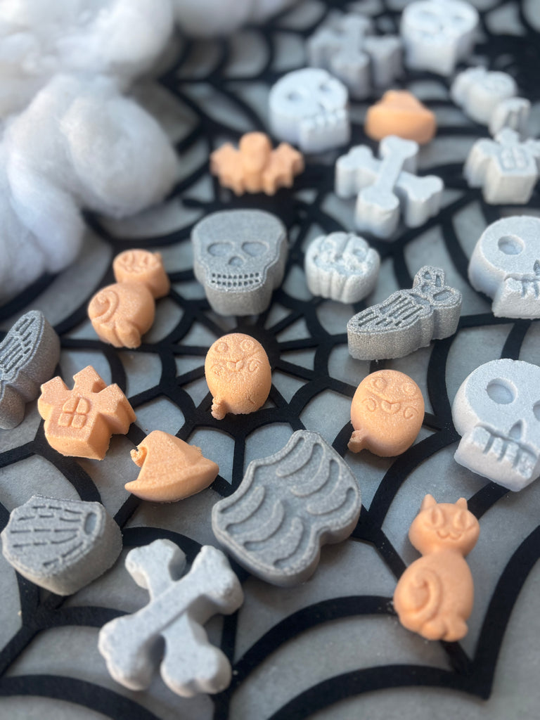 handmade halloween mini bathbomb packs. vegan, plastic free, cruelty free
